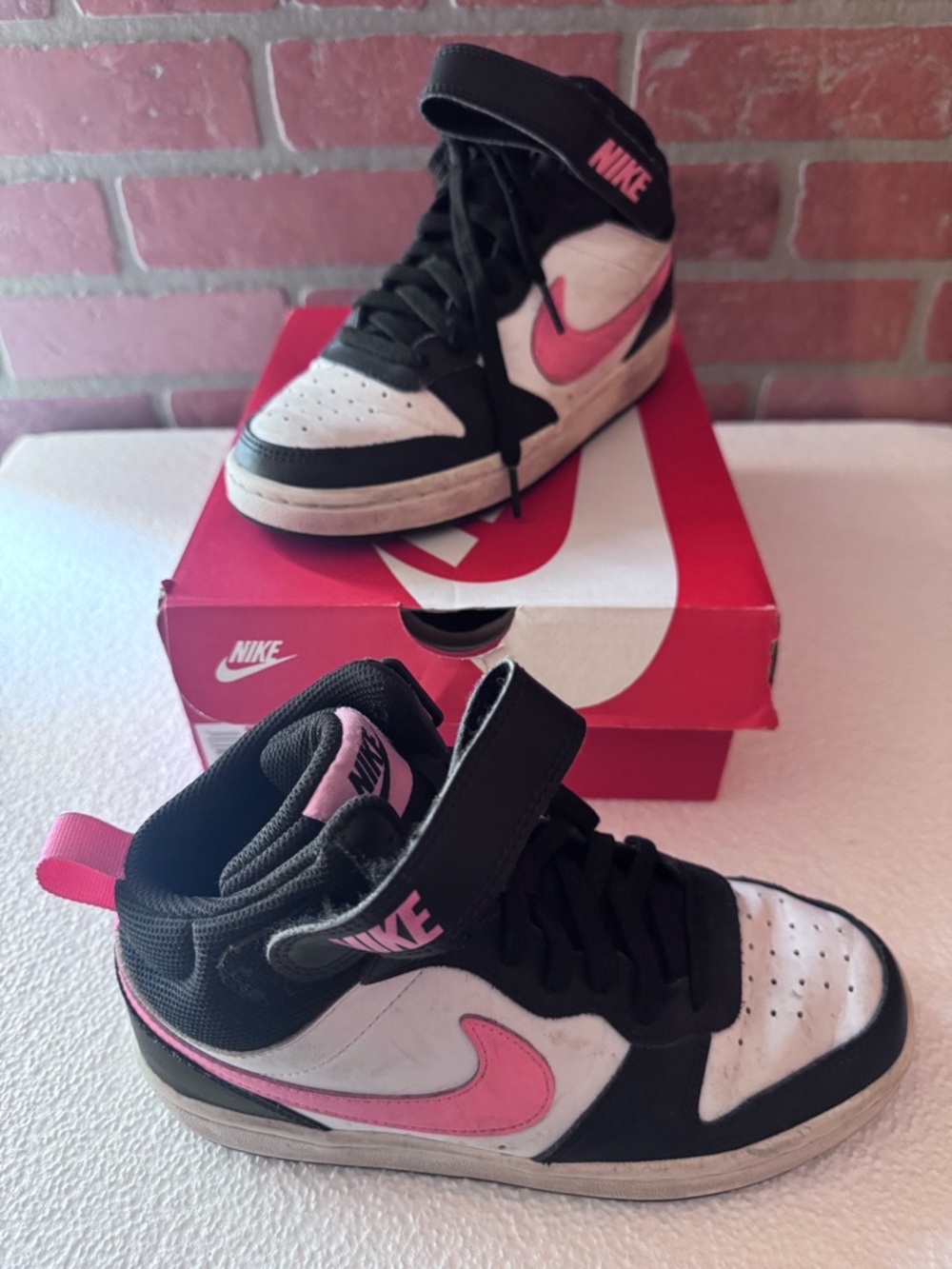 Nike Court Borough Mid Kids High-Top Sneakers in Black, White & Pink Sz 4Y GUC